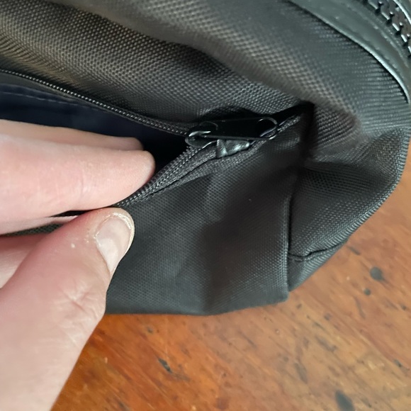 NICE “GIVENCHY PARFUMS” TOILETRIES BAG WITH DUAL POCKETS AND ZIPS CLEAN & MINT! - Picture 10 of 15